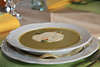 800438_ Suppen Fotos, Broccolisuppe Bild, Broccolicremesuppe mit Sahnehäubchen Foto serviert auf Teller