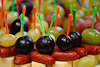 Süss-fette Häppchen auf Stäbchen Foto, Party-Häppchen aus Trauben, Würstchen & Käse Happen
