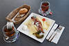 005314_Jausen-Teller Stilleben Speckwurst mit Käse Brotkorb Teegläser