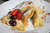 Palatschinken (Crêpes) Süßspeise Dessert aus Eierkuchen mit Eis Früchte-Füllung