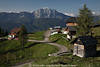 EmbergerAlm Bergpanorama Foto Gasthöfe Häuser Hütten Wege Urlaub in Alpen Bild Hochlage auf 1800 Meter