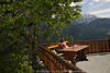 1202221_Gasthof Edelweiss Foto Terrasse mit Gipfelblick für Alpenurlaub in Gnoppnitz Frau an Eckbank unter Baum