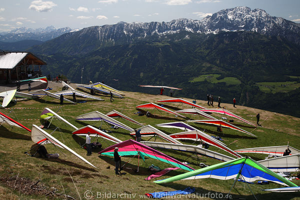 Flugdrachen buntes Startplatz Thermiktreff EmbergerAlm vor Alpen Bergpanorama