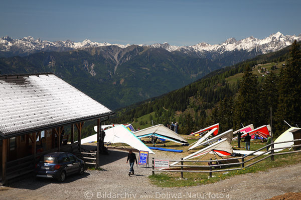Berghütte am Drachen-Flugplatz EmbergerAlm in Bergpanorama über Oberdrautal