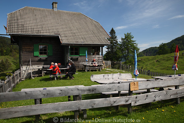 Waisacher Jausenstation Almhütte Gartenidylle Foto Gäste an Tischen im Freien Sonne genießen