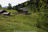 1202870_Waisacher Alm Landschaftsfoto grüne Naturidylle Hütte am Wald Grünwiesen in Kärnten Gailtaler Alpen