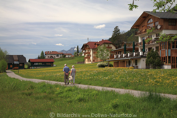 Weissensee Frühlingswiese Spazierweg Landschaft SeniorenPaar Promenade an Pensionen Ferienhäuser