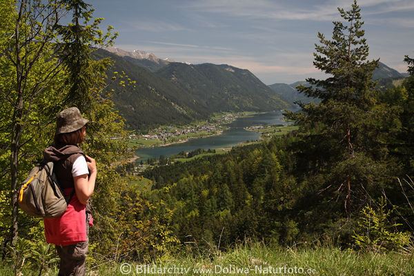 Weißensee PanoramaSicht vom Berg Waldpfad Wanderin Grünbäume Bergsicht