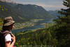 Wanderin Aussichtspunkt über Weissensee Panorama Blick grüne Berglandschaft Naturfoto
