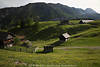 1202886_Waisacher Alm Bilder Grünwiesen Berghütten in Gailtaler Alpenlandschaft Panorama Naturfotos