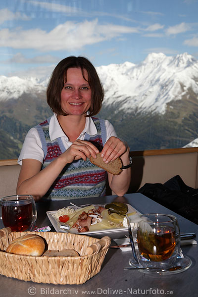 Adler Lounge Gast speisen in Gipfelhöhe mit Alpenpanorama-Blick