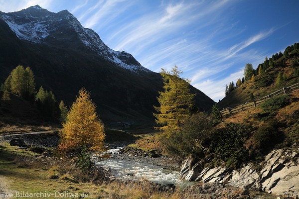 Alpenbild Berggipfel Wolkenstreifen über Flussbach Herbst-Naturfoto vor Seebachalm