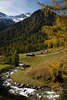 005933_Patscher Almhütten am Schwarzachbach in grandiosen Berglandschaft Herbstfoto unter Gipfel mit Schnee