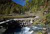 005913_Patscher-Alm Foto Schwarzach Wasser Bachbrücke Berghütten Landschaft Bild Naturidyll mit Alpengasthof Patsch
