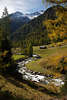 005934_Berglandschaft Naturfotos am Patscher Alm: Herbst am Bergbach Schwarzach, Almhütten unter Gipfel mit Schnee, grüne Waldhänge