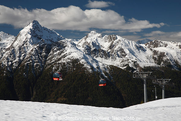 Goldried Bergbahn Gondelkabinen unterwegs in Wolkenhöhe vor Osttirols Bergpanorama Winter