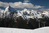 005129_Goldried Bergbahn Gondelkabinen unterwegs in Wolkenhöhe vor Osttirols Bergpanorama Winterfoto