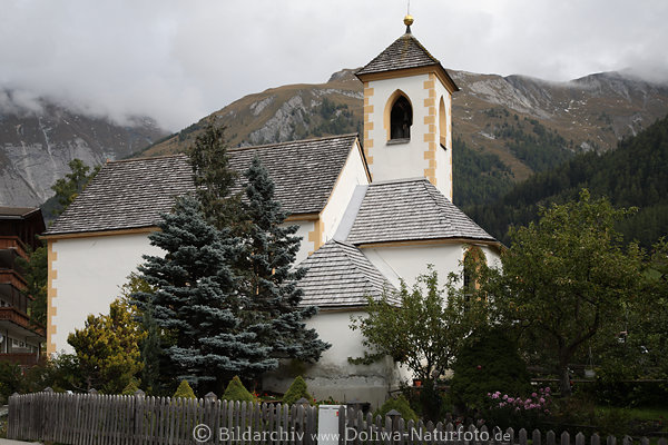 Grossdorf Kirche Foto Berge Ferienort Kals am Großglockner Alpenurlaub Reisebild