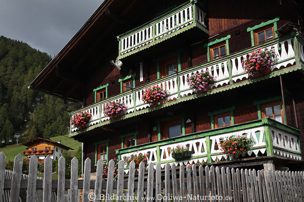 Bauernhof buntes Schmuckhaus Zaun Balkone schicke Pension in Kals am Großglockner Bild