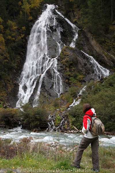 Schleierfall Bergbach Wasserfall in Kalsertal Wanderin