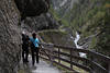Dabaklamm Wanderer Pfade an Felsen Foto machen Wildbach Panorama im Dorfertal Bild