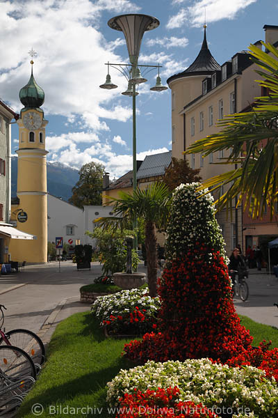 Lienz Gelbturm Antoniuskirchl am Hauptplatz hinter Blumenrabatte markante Sehenswürdigkeit