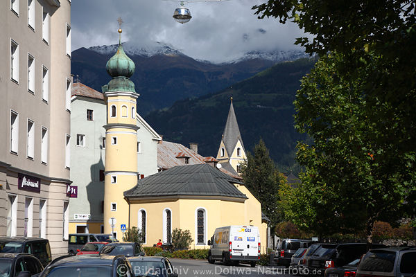 Bozener Platz in Lienz mit Antoniuskirche Alpen-Bergblick sonnige Stadt