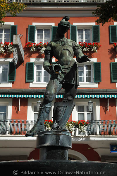 Florianibrunnen in Lienz Altstadt-Denkmal auf Hauptplatz vor Fenster mit Blumen