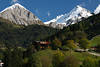 005100_Matrei in Osttirol grüne Berghänge Bild Alpenidylle unter schneeweißen Gipfeln Kendlspitze + Bretterwandspitze