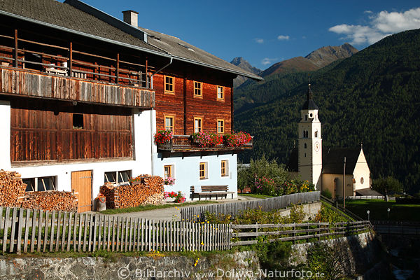 Bauernhaus sonnige Holzwand am Nillbach in Obermauern mit Kirche Maria Schnee Alpenblick