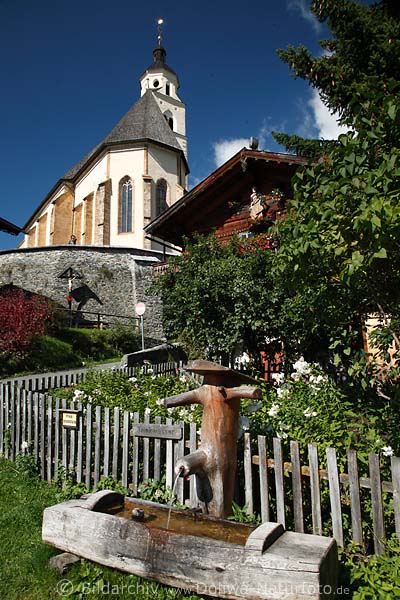 Trinkwasser vor Holzhaus Wallfahrtskirche Maria Schnee in Obermauern Bergdorf Pilgerstätte Osttirols