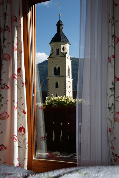 Gardinen-Zimmerblick von Bettkante auf Turm Wallfahrtskirche Maria Schnee