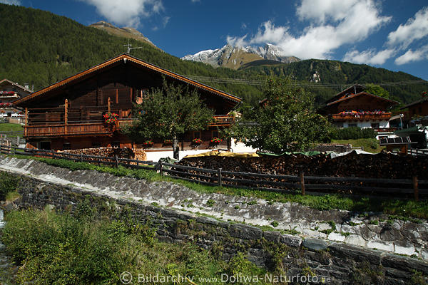 Bergdorf Obermauern Holzhäuser am Nillbach mit Bergsicht auf Osttirol Alpen über Virgental