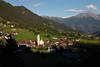 Alpendorf Obermauern von oben im Virgental Naturpanorama Kirche Häuser Bergblick