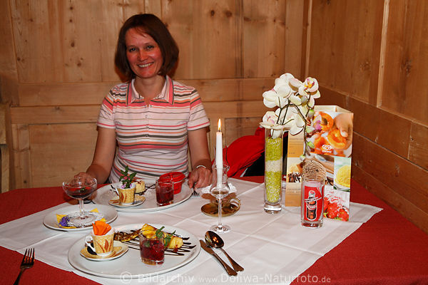 Gast bei Dessert lächelnde Frau Restaurant Großvenediger in Prägraten ausgezeichnete Küche
