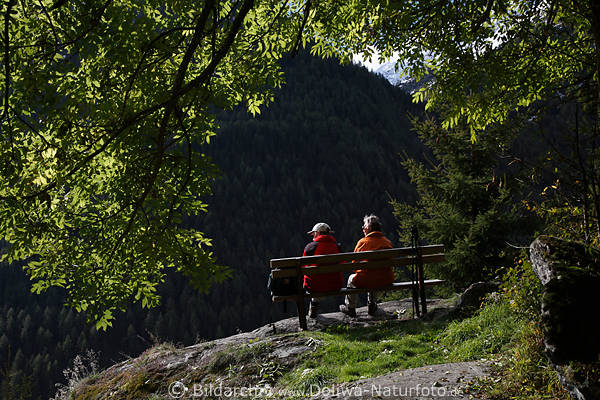 Wandererbank mit Touristen geniessen grüne Natur und Iseltal Bergausblick