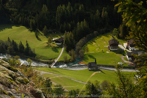 Fluss Isel saftige Talwiesen in Prägraten-Hinterbichl Naturbild von oben Bauernhöfe Kapelle Blick