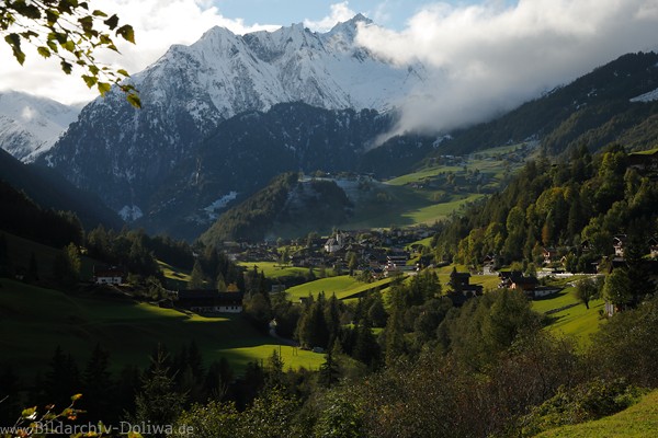 Prägraten Talkessel Naturfoto Morgenstimmung in Alpen Berge Steilhänge Dorf Grünwiesen