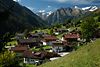 003269_Prägraten Bobojach Foto Alpengipfel Bergpanorama Naturbild Hausdächer Bauernhöfe im Virgental der Isel Blick