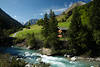 Iselbach Berge Wasserfluss steile Grünwiesen Naturfoto Alpenlandschaft Prägraten am Großvenediger