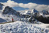 Wanderweg in Winterlandschaft Frau unter Brunköpfl Bergsicht auf Großer Zunig Gipfel
