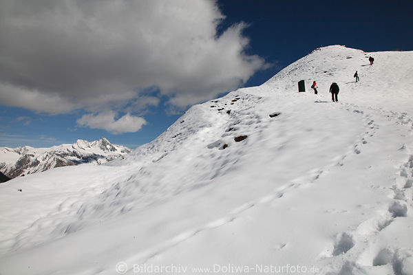 Schneewandern mit Blick auf Großglockner Alpenlandschaft Foto  Bergtour Winterbild von Cimaross