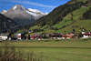 005857_St. Jakob in Defereggen Häuser im Tal Landschaftsbild Blick auf Berge Bauernhöfe an Hangwiese