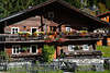 005869_ Bergdorf Mariahilf uriges Holzhaus Foto: Osttirol Hütte hinter Holzzaun in Oberrotte bei St. Jakob