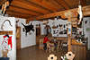 Stabanthütte originell volkstümlich gemütliche Stube Foto mit Wander-Touristin am Tisch