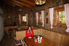 004590_Stabanthütte gemütliche Stubennische in Holzverkleidung Foto mit Frau im Osttirol Wanderurlaub