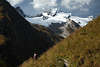 003845_Umbal Kees Schnee unter Rötspitze Naturbild mit Frau in Berglandschaft zum Gipfel blicken