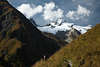 003847_Umbaltal Berge Landschaft Naturfoto: Frau Gipfelblick unter Bergwand auf Wanderweg in Alpenbild
