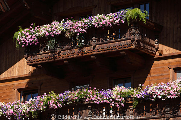 Holzhaus blumige Balkone in Alpendorf Virgen