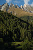 003120_Virgental Hütte unter zerklüfteten Ochsenbug Gipfelfelsen & Wald grüne Bäumen Naturfoto schöner Alpenlandschaft